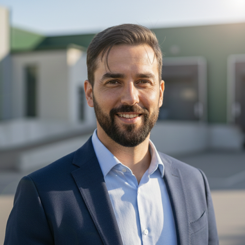 Photo d'un commercial devant entrepot